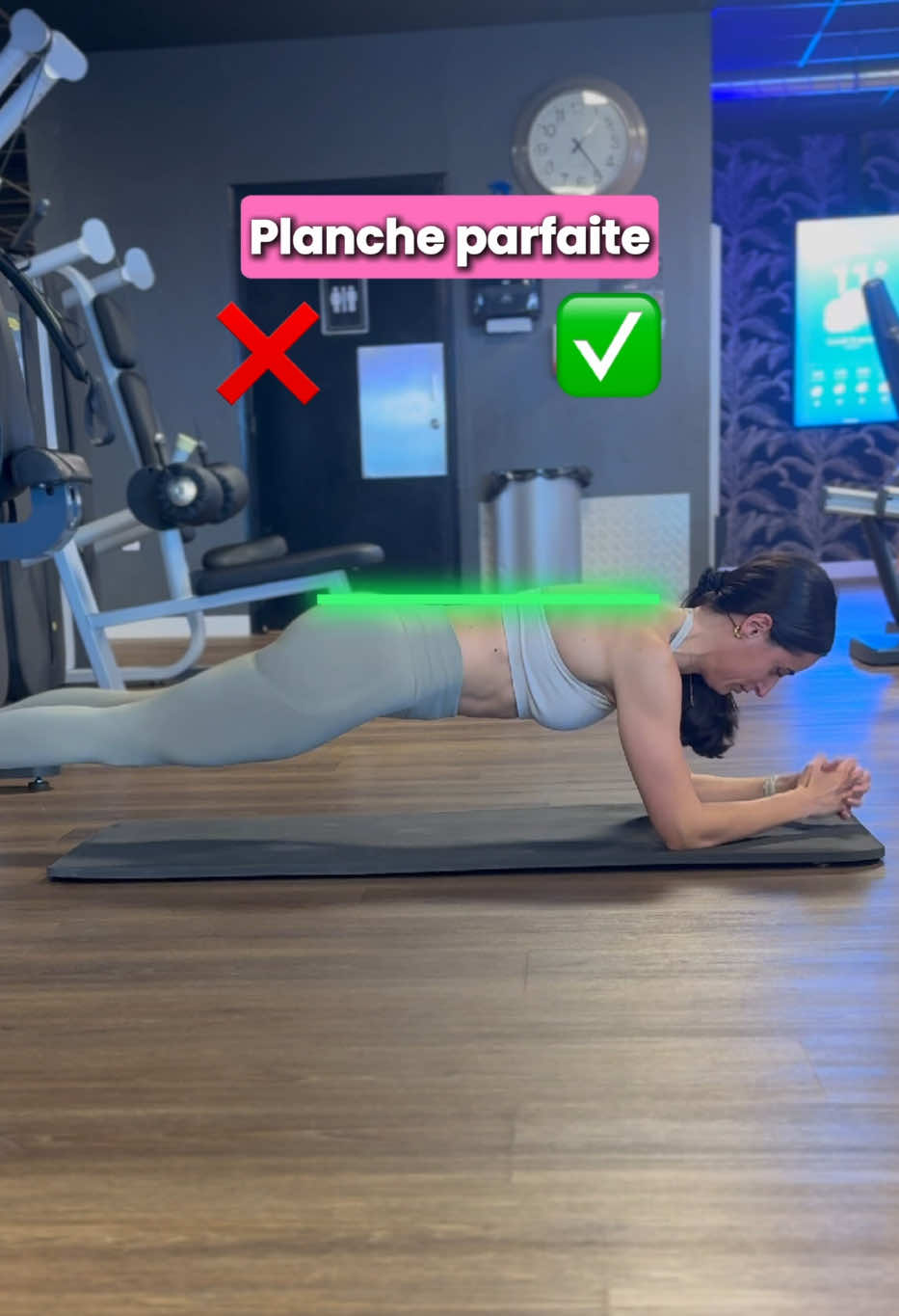 Comment bien réaliser ton gainage ? 🍫🔥 👉🏼 Le regard vers le sol, pour bien aligner tes cervicales au reste de la colonne. 👉🏼 Les hanches alignées avec les épaules. 👉🏼 Le bassin rétroversé afin d’engager tes abdominaux.  👉🏼 Les pieds espacés largeur de hanches pour une meilleure stabilité. 👉🏼 Les omoplates espacées : pour ça pousse fort dans tes coudes ! À toi de jouer !!! ☺️💪🏻 ✨ Si tu veux un programme 100% personnalisé pour perdre du poids envoie-moi « FIT » en DM sur INSTA. 🌻 Marine TA COACH SPORTIVE  #abdos #musculationfemme #musculationfrance #coachsportif #musculation #salledesport 