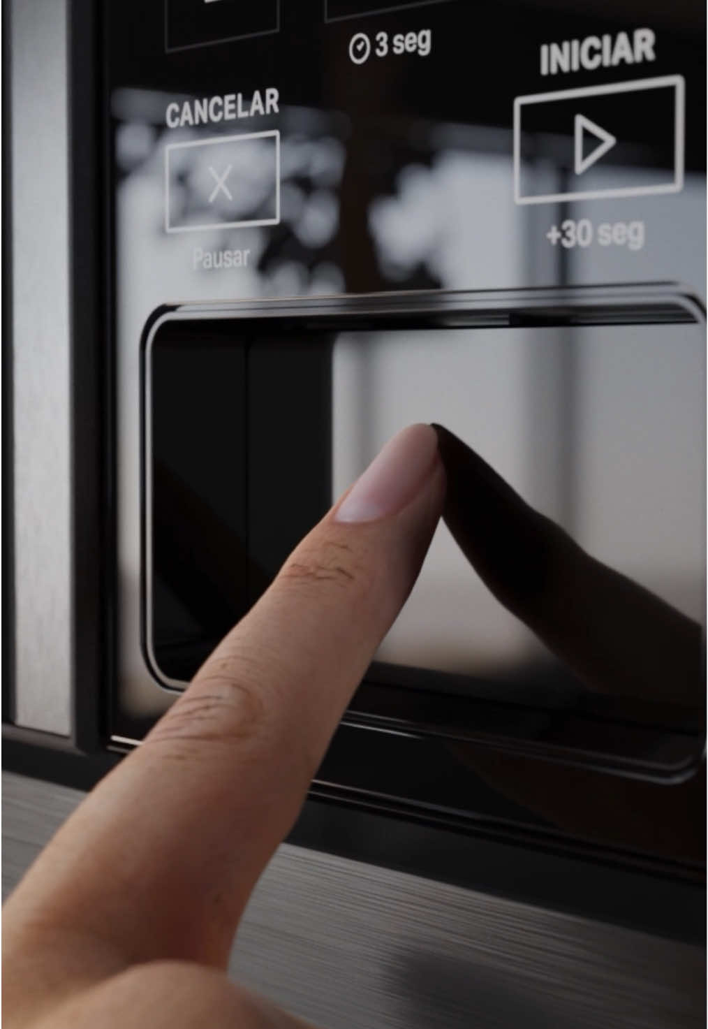 No dia a dia corrido, é fácil não notar quem está sempre lá para salvar o momento. Um herói que faz o que precisa ser feito, sem pedir reconhecimento. Discreto, funcional... invisível. Até agora. Porque o herói invisível da cozinha nunca teve tanta presença.