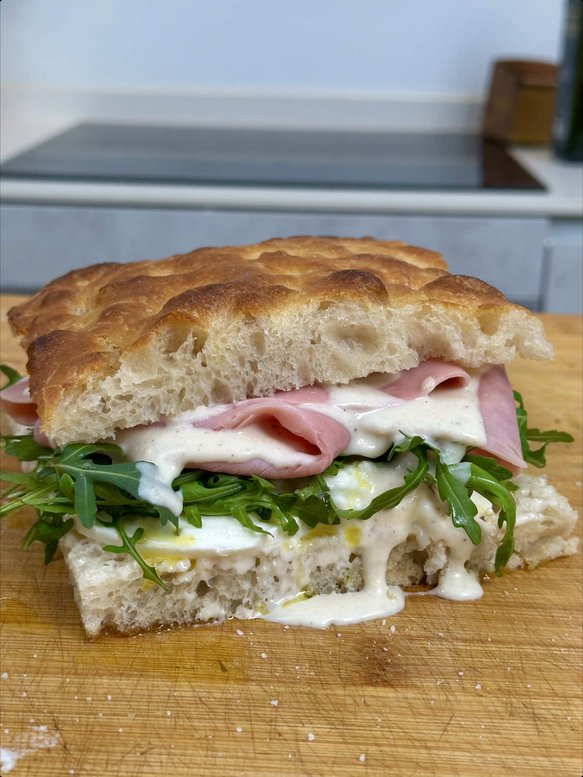 🇮🇹No hace falta que te vayas a Italia para comerte un buen bocadillo de focaccia, con bajarte al @Dia_esp más cercano a tu casa y comprar unos cuantos de sus productos de su marca Selección Mundial ¡es suficiente! 🗒️Ingredientes: Schiacciata * Biga (masa):     * 110 g de harina de trigo de fuerza El molino de Dia     * 50 ml de agua templada     * 1g de levadura instantánea de panadero * 550 g de harina de trigo de fuerza  El molino de Dia * 15 g de sal * 425 ml de agua * 5g de levadura instantánea de panadero  * 25 g de mielove * Aceite de oliva virgen extra La Almazara del Olivar de Dia   Panino de mortadela *5 lonchas de Mortadela Bologna I.G.P. Selección Mundial de Dia *1 Queso burrata Selección Mundial de Dia *200 g de Pistachos tostados con sal Naturmundo de Dia Panino de jamón y parmesano - Crema de parmesano:     * 80 g de Queso parmigiano reggiano D.O.P. Selección Mundial de Dia     * 10 g de mantequilla     * 10 g de harina     * 150 ml de leche entera     * Sal y pimienta negra abundante. * 5 lonchas de jamón cocido extra sabor ahumado Nuestra Alacena de Dia * 1 Queso mozzarella di bufala campana D.O.P. Selección Mundial de Dia * Rúcula * Aceite de oliva virgen extra La Almazara del Olivar de Dia * Sal #Receta #recetafácil #recetas #recetasfáciles #cocina #cocinar #comida #comer #bocadillo #bocata #sandwich #Diasupermercado