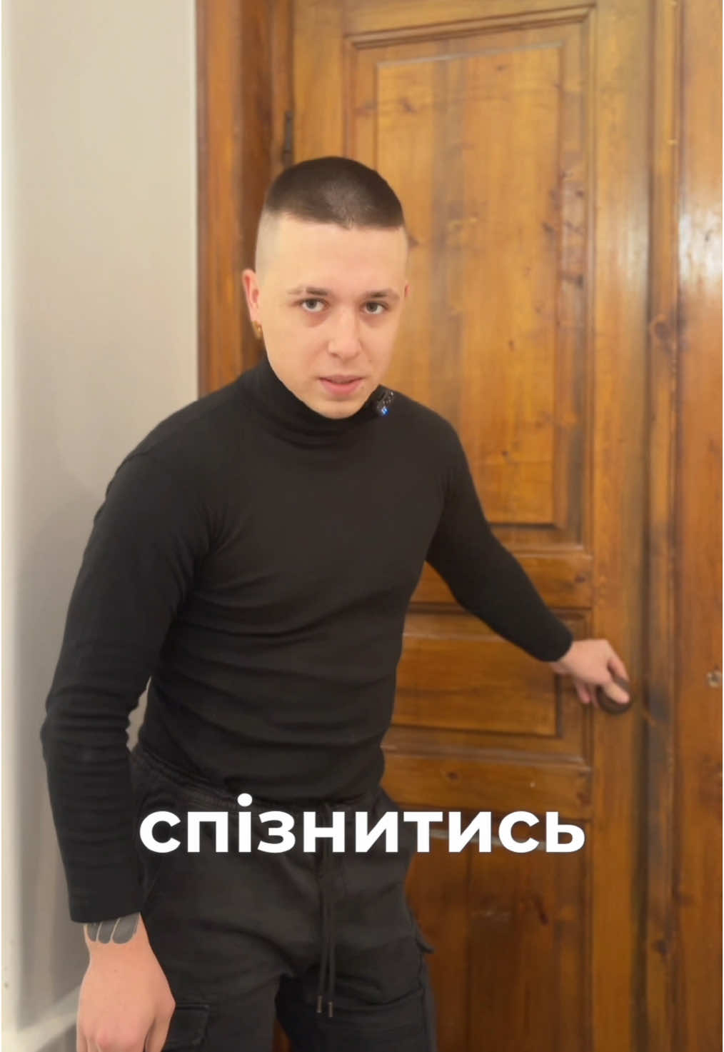 🧐❓Як поводитися на концертах класичної музики ⏰Запізнилися? Важливо не турбувати інших слухачів і музикантів. Якщо ви не встигли вчасно, зачекайте завершення твору. Найкращий момент зайти в зал — під час оплесків. 🍭Цукерка в сумці? Класична музика часто має моменти абсолютної тиші, які підсилюють враження. Тому будь-який сторонній звук може зіпсувати магію моменту. Якщо ви не можете втриматися, щоб не з’їсти цукерку, робіть це під час кульмінації твору, коли звучання оркестру наповнює зал, або під час оплесків. 👏Плескати чи ні? У класичній музиці часто існують паузи між частинами твору, і в ці моменти зазвичай не аплодують. Щоб не розгубитися, звертайте увагу на диригента або виконавців: їхні жести дадуть сигнал, чи час для оплесків настав. 🧢Що вдягнути на концерт класичної музики? Чи потрібно завжди одягатися офіційно? Не обов’язково. Шорти й майка чи елегантний костюм — це ваш вибір. Але найважливіше — не ваш вигляд, а те, що ви винесете із залу після концерту: натхнення, нові емоції та незабутні враження. 🖤Пам’ятайте, ваша увага й повага до музики та виконавців роблять концерт ще кращим для всіх. 🎥 Відео/монтаж: Людмила Бурда