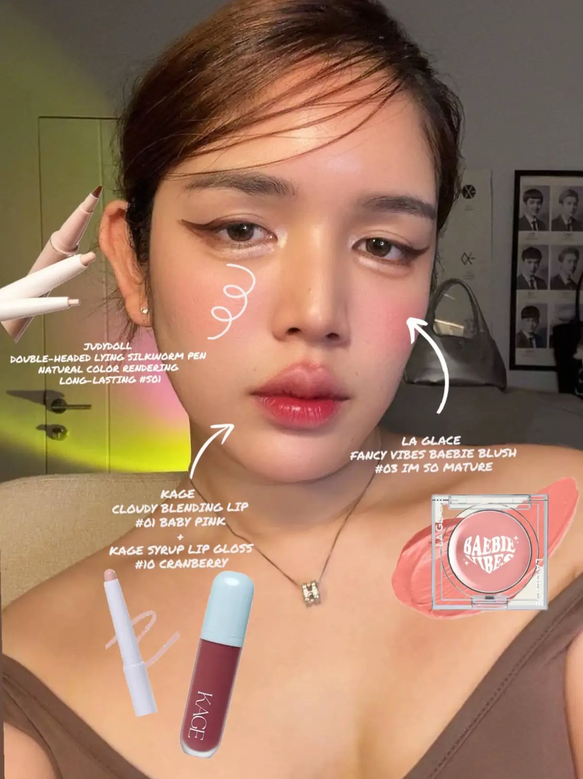 ✨ อัปเดตเทรนด์เมคอัพ Douyin ปี 2025: ลุคใหม่สไตล์สาวจีนที่สายบิวตี้ห้ามพลาด ✨ เตรียมตัวพบกับความเก๋แบบ It-girl ปี 2025 ด้วยลุคเมคอัพสไตล์ Douyin! ปีนี้เทรนด์มาแรงในแบบที่เน้นความ ซอฟต์แกรม โทนสดใส และงานผิวฉ่ำโกลว์ 💄 🔮 เทรนด์ที่ต้องจับตามอง: 1️⃣ ริมฝีปากกำมะหยี่เบลอ – ลุคปากไล่สีซิกเนเจอร์ในฟินิชแบบแมตต์กำมะหยี่ หรือฉ่ำเบาๆ ดูละมุนแบบธรรมชาติ @KAGE COSMETICS Cloudy blending lip #​01  baby pink + Syrup glossy lip #​10  Cranberry  2️⃣ ผิวฉ่ำน้ำในฝัน – งานผิวกระจ่างใส สไตล์ Glass Skin ใช้รองพื้นบางเบาและไฮไลต์ที่ช่วยเพิ่มมิติ 3️⃣ ตาวาวละมุน – อายแชโดว์โทนพาสเทลและชิมเมอร์บางเบา ให้ลุคแฟนตาซีคู่กับอายไลเนอร์เส้นบางที่ช่วยยกกระชับตา @Judydoll_official Judydoll Double-Headed Lying Silkworm Pen Natural Color Rendering Long-Lasting #​S01   4️⃣ ปัดแก้มแบบใหม่ – เทคนิค Blush Draping กลับมาอีกครั้ง เน้นปัดสูงบริเวณโหนกแก้มและขมับ เพื่อสร้างลุคอบอุ่นเหมือนโดนแสงแดด แต่ก็อย่าลืมปัดย้ำที่หน้าแก้มนิดหน่อย เพิ่มความแบ๊วนะ 💕 @LA GLACE Baebie vibe cream #​03  I’m so mature 💡 ทริคเด็ด: จับคู่ลุค Douyin สุดปังกับคิ้วทรงธรรมชาติและขนตาเด่นแบบเป็นธรรมชาติ ให้ดูทันสมัยและน่ามองยิ่งขึ้น #​​DouyinMakeup #​​MakeupTrends2025 #​​ChineseBeauty #​​SoftGlam #​​FreshGlow #​Lemon8#Lemon8 