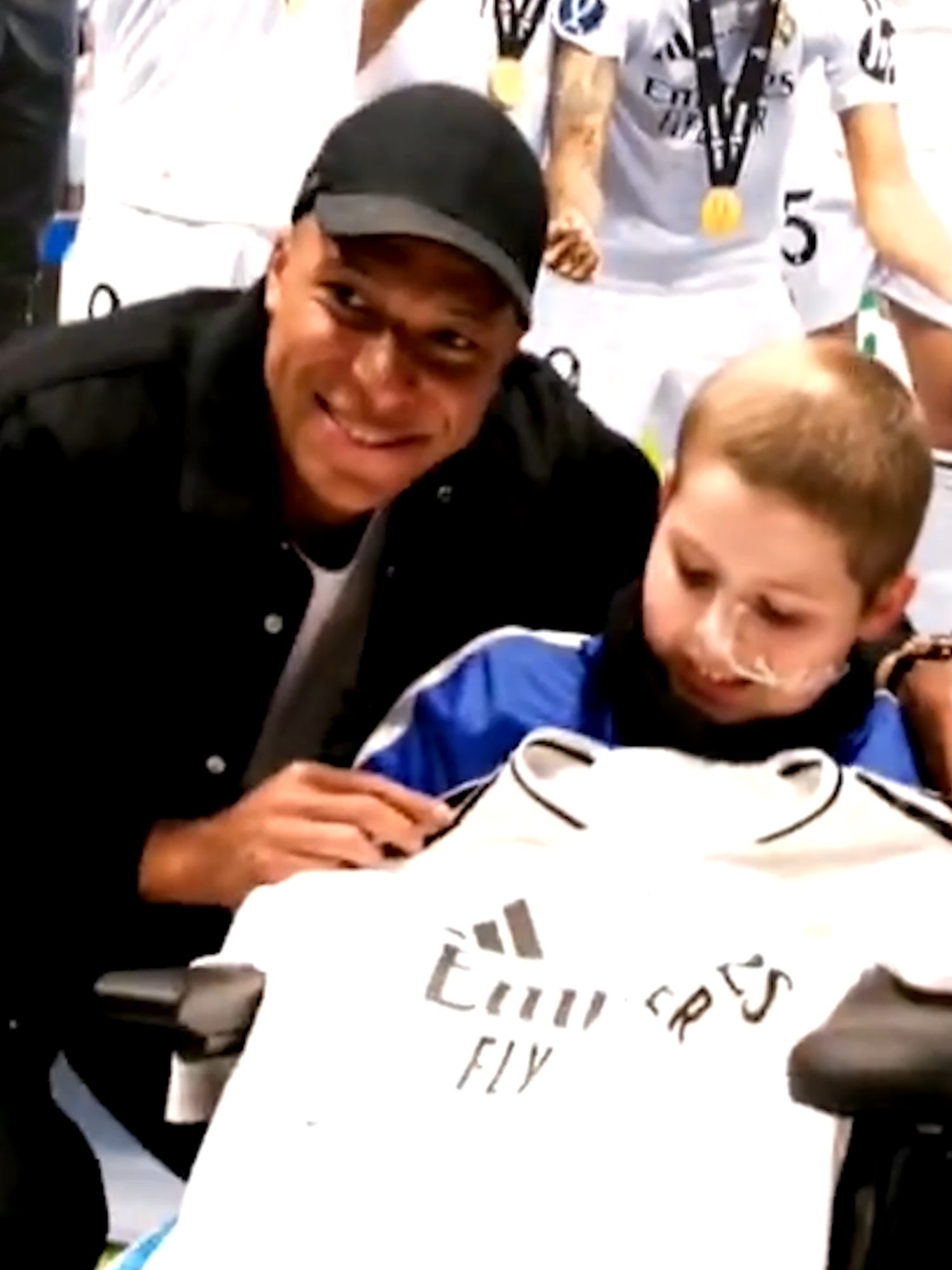 🥹🤍 Quand Mbappé et les joueurs du Real Madrid réalisent le rêve de Lorenzo, un jeune fan atteint d'un cancer... 🎥 : Real Madrid CF #football #soccer #realmadrid #mbappé #kylianmbappe #kylianmbappé #lorenzo #love #sport #sports