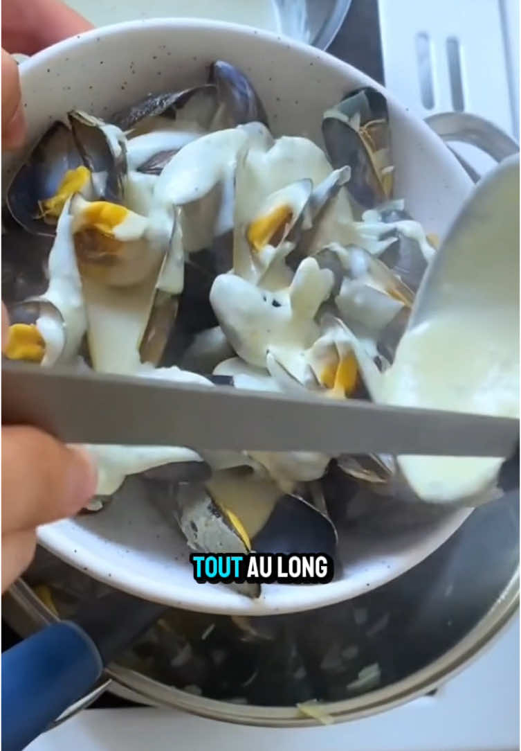 Les moules de bouchot, cultivées sur des pieux en bois, offrent un goût unique grâce à une méthode traditionnelle française. 🌊🦪 #MoulesDeBouchot #Tradition #FruitsDeMer #lesaviezvous 