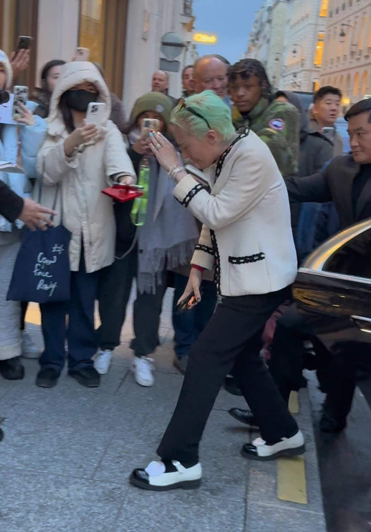 G-Dragon arriving at his hotel in Paris during fashion week 🇫🇷 #gdragon #gdragonbigbang #pfw25 #pfw #pfw25 #pfw #parisfashionweek #fashionweek #fashionweek2025 #chanel #paris #look #TikTokFashion 