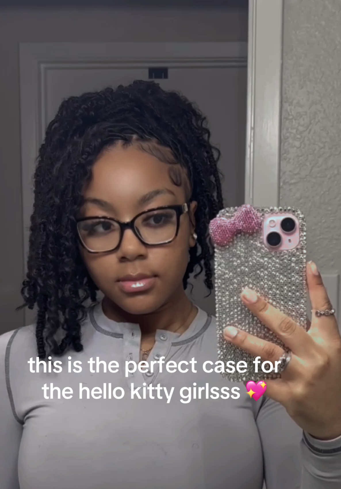 get this caseee😍 especially if you’re a Hello Kitty girl like me 💖 #foryou #pinkiphone15 #pinkiphone #iphone16 #hellokitty #hellokittyphonecase #decorate #phonedecor #phonecase #pinkphone 