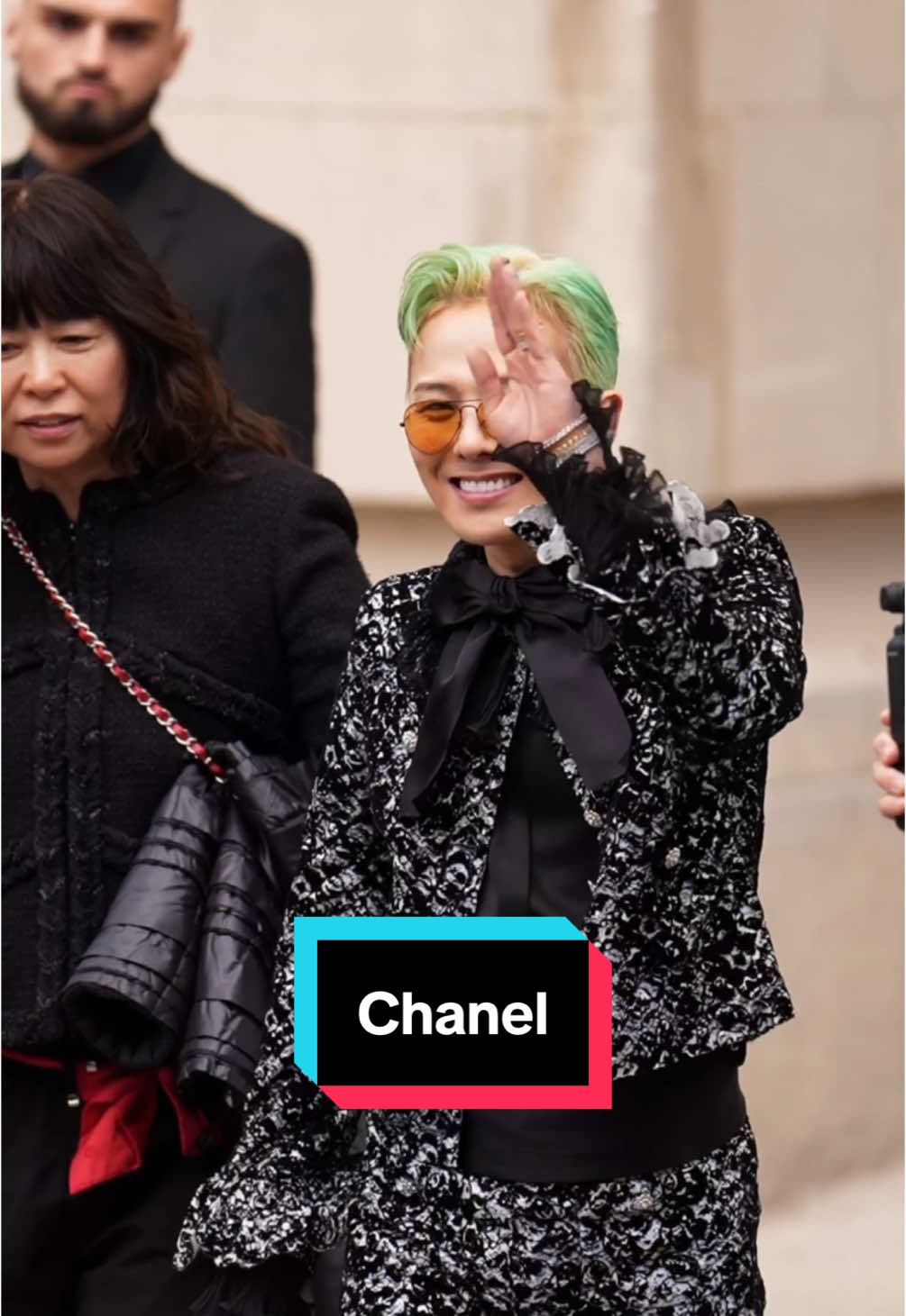 #GQ時裝週 G-Dragon 來到 Chanel 2025 春夏高訂秀場！螢光綠髮型和美甲超時尚！ Video：@enzoply  #chanel #gdragon #gd #권지용 