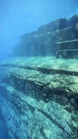 The sunken ruins of a lost civilization in Yonaguni, Japan 🇯🇵 The Yonaguni Underwater Monument is a huge object measuring 60 feet long and 50 feet wide, located on the bottom of the Pacific Ocean near the Japanese island of the same name.  This underwater pyramid was accidentally discovered in 1986 by a diver who was wading in the sea to watch the sharks. From that moment the previously unknown object began to cause heated debates, which continue to this day. Click ❤️ if you too are inspired by this kind of discovery