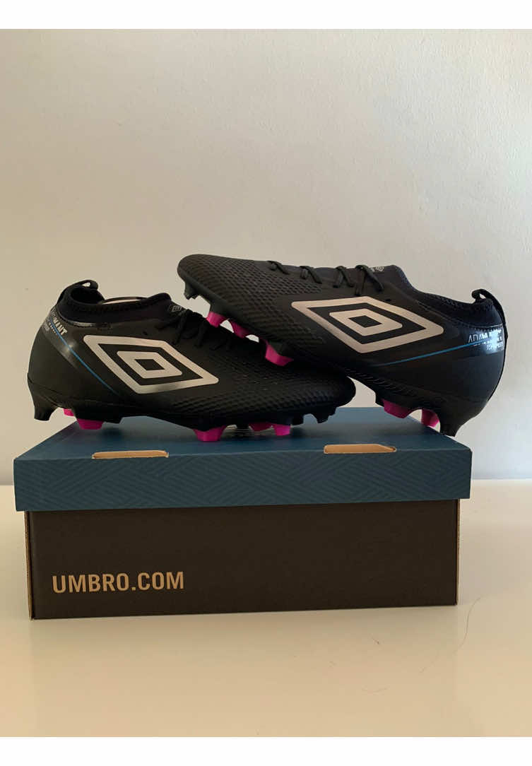 Novidade na Lambão Sport! Chegou a nova Chuteira Futebol Adamant Umbro  📌 Material 100% original 📌 Alta qualidade e desempenho 📌 Novas opções de pagamento: Cartão de crédito e Pix 💻 Vendas pelo Instagram e WhatsApp: ‪**+55 85 99718-7052**‬ 🌟 Garantia de autenticidade e confiança! #Umbro #Original #BrunoLambão #100%Original #FéEmDeus