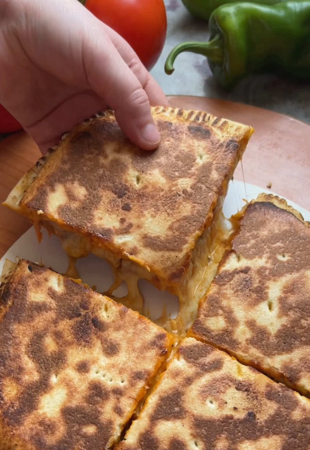 كسرة محشية  🇩🇿 المكونات:(لحبة واحدة متوسطة) العجينة: كأس سميد رطب نصف كاس فرينة (طحين ) نصف ملعقة صغيرة ملح  رشة خميرة الخبز  ملعقة صغيرة سكر 2 ملاعق كبيرة زيت  نصف كاس ماء دافئ (او اقل) الحشو : نصف حبة بصل  نصف حبة فلفل اخضر  نصف حبة طماطم( او حبة صغيرة) فص ثوم  ملح ، فلفل أسود ، فلفل أحمر , كركم   ملعقة صغيرة معجون الطماطم  نصف كأس ماء  علبة تونة  #كسرة #كسرة_محشية_جزائرية🇩🇿 #fyp #fyrシ #cooking #recipes #Recipe #videoviral #viral_video 