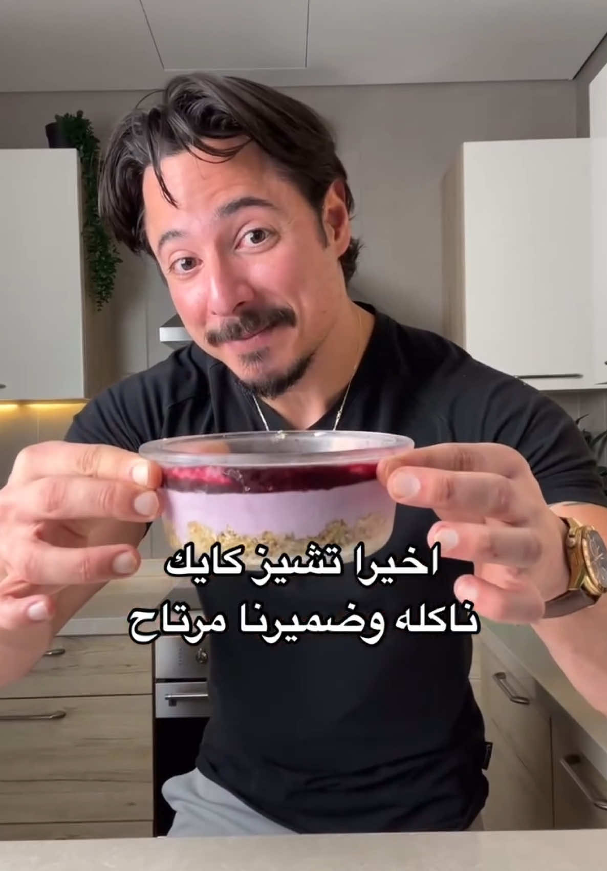 اخيرا تشيز كيك بدون سكر مضاف 🍰👨🏻‍🍳!!  سهل وسريع التحضير !! المقادير:  • ٨٠غ شوفان • ٩ تمرات • جبنة دهن لايت (٢٠٠غ) • ملعقتين عسل  • ١٨٠غ توت ازرق تابعوا اذا حابين تشوفوا وصفات صحية 💪 Finally a cheesecake with zero added sugar 🍰👨🏻‍🍳  6 servings easy and quick to prepare Ingredients: • Oats (80g) • 9 dates  • light cream cheese (200g) • 2 tbsp honey • blueberries (180g) Follow up if you want to see more healthy recipes💪 #fatloss #healthylifestyle #healthyrecipes #دايت #cheesecake 