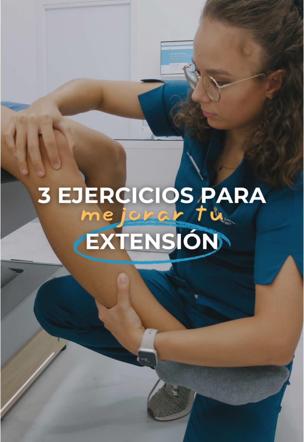🔑 ¿Sabías que mejorar la extensión de tu rodilla puede ser el primer paso para ganar movilidad y reducir el dolor? Como fisioterapeuta especializada en rodilla, hoy te comparto 3 ejercicios sencillos que puedes empezar a hacer desde casa para trabajar esos grados finales de extensión y recuperar funcionalidad: 1️⃣ Tumbado/a boca arriba: Coloca una mini toalla bajo el tobillo, usa una goma elástica y activa el cuádriceps. 2️⃣ Tumbado/a boca abajo (prone knee push-up): Activa el cuádriceps y empuja hacia la extensión. 3️⃣ De pie con goma detrás de la rodilla: Extiende mientras activas el cuádriceps. ✨ Ejercicio extra: Coloca una toalla bajo el talón y añade peso encima de la rodilla (como unas pesas o una mochila con objetos). Mantén la posición de 1 a 10 minutos sin superar un dolor de 3-4/10. Este ejercicio es clave para desbloquear los últimos grados de extensión. 🧠 Recuerda siempre: Para poder caminar con normalidad y que la rodilla funcione correctamente, es importantísimo tener una extensión completa, así que nunca te olvides de trabajarla. 💬 ¿Te animas a probarlos? Déjame tus dudas en comentarios o por mensaje directo, y recuerda que unas rodillas resilientes empiezan con el cuidado adecuado. 💪 #RehabilitaciónDeRodilla #EjerciciosMenisco #ExtensiónDeRodilla #FisioterapiaActiva #RodillasResilientes #SaludYDeporte 