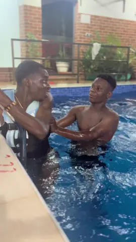 Mongo kamba et ba mbutu à la piscine 🤣🤣🤣