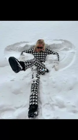 the most chic vibes  this winter☃️✨ #creatorsearchinsights #skifashion #winterfashion  #aspen #chicwinteroutfits #fashion #apresskioutfit #Canva 