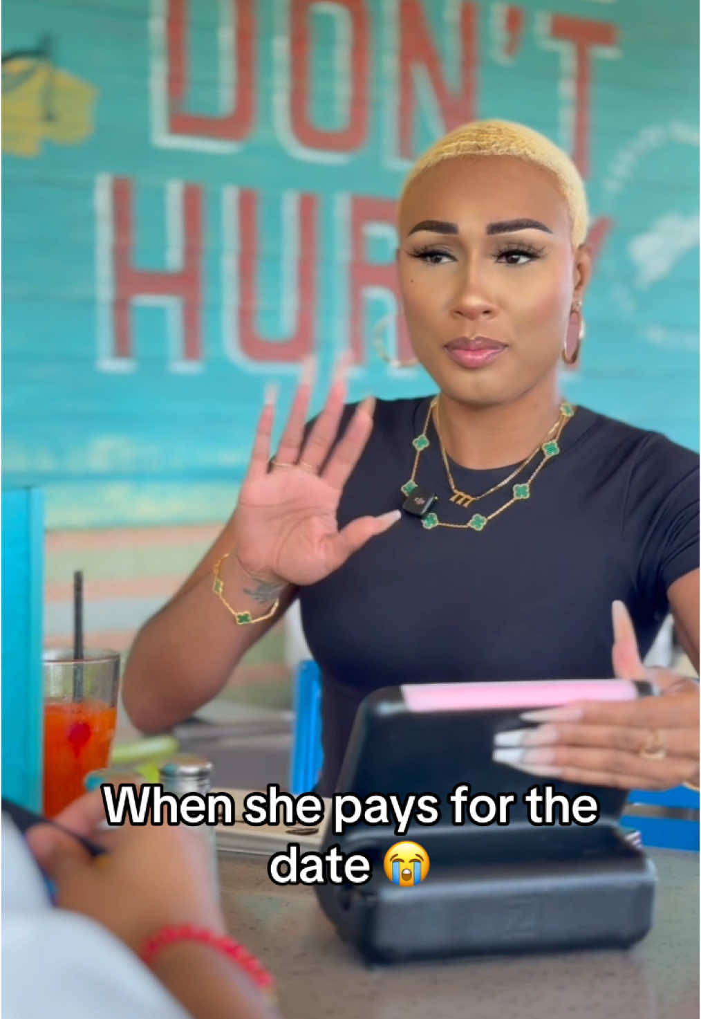 Women that pays for the date @juniee_beee @carta_cutz