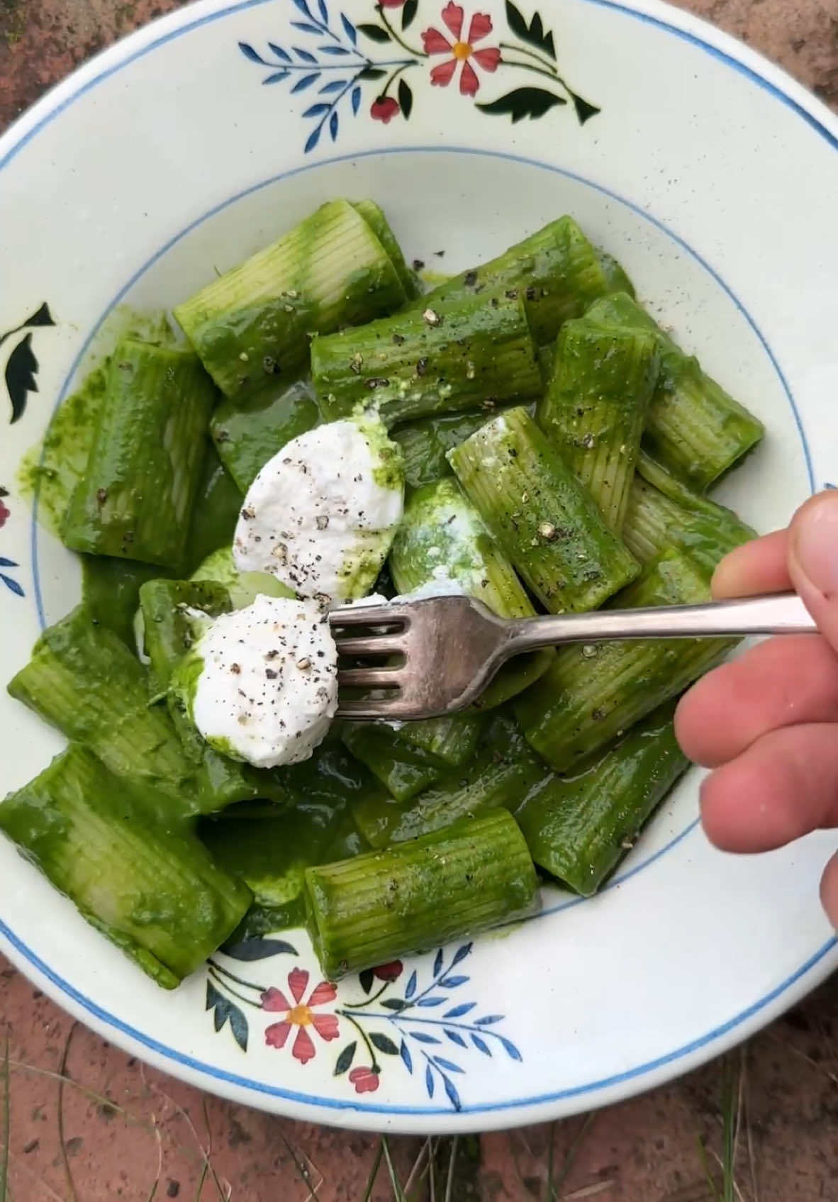 Deep green pasta! The recipe’s just 5 ingredients, absolutely delicious and just so happens to be vegan although I do love it with a dollop of ricotta. #pasta #cooking #Recipe 