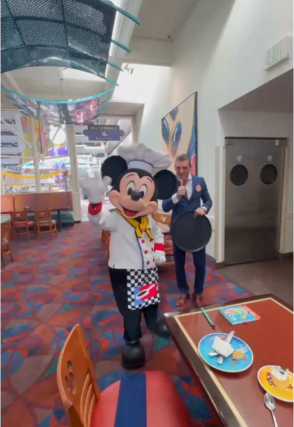 Señores un servicio muy especial para Milan en su cumpleaños y en compañía del auténtico Chef Mickey’s 🤍 Encantado y agradecido por la invitación a este restaurant mágico, a donde les recomiendo ir al menos una vez en la vida, es tipo buffet y lo amenizan todos estos personajes de Disney ✨ Desliza 👉🏻 Pronto volveremos con mi nieto Dylan 💙 quien hoy está cumpliendo su primer añito 🥳 Feliz cumpleaños, este servicio en honor a el también, pronto vamos a ir a vivir la experiencia mágica y alegre de Chef Mickey’s y todos sus personajes en Orlando🎉 #chefmickey #waltdisneyworld