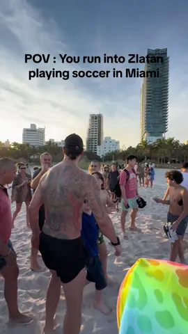 🏖️ Zlatan jugando en la playa de Miami 🎥 @Jonasohayon #tiktokfootballacademy #deportesentiktok #ibrahimovic #viralvideo #futbol #football #miami #skills 