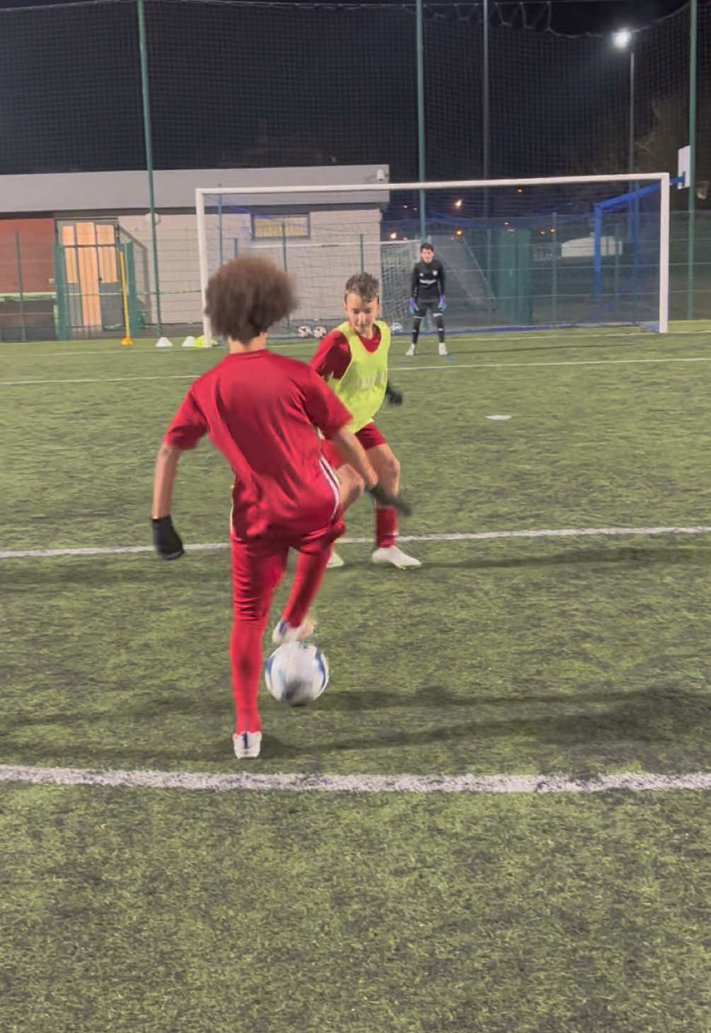 Défi 1vs1 avec nos U13 en fin de séance 🙌🏼 #football #foot #footballskills #trappes 