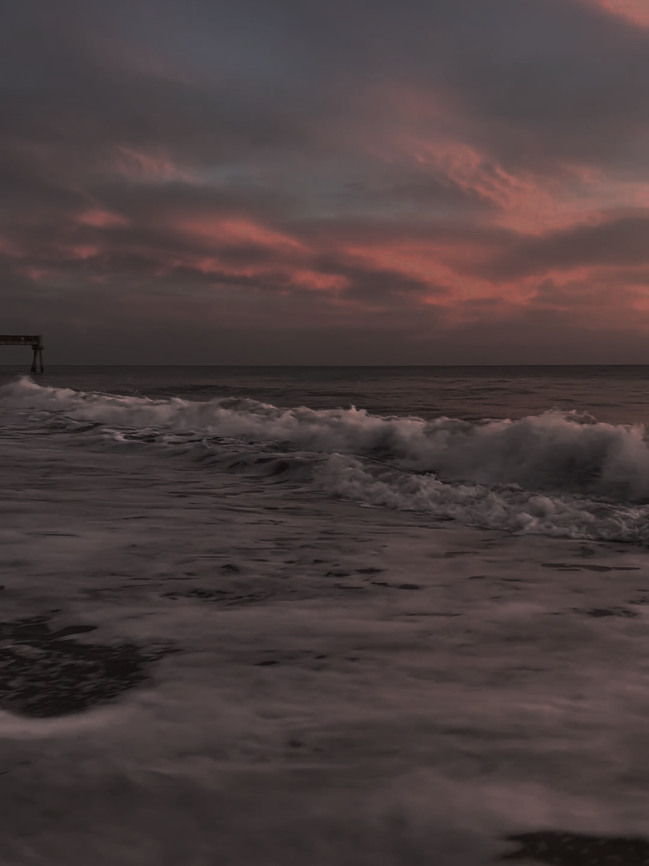 لا تجعل قلبك مثل النهر يشرب منه من يشاء، بل اجعل قلبك مثل البحر لا يشرب منه الا الغارق فيه.. #بحر #عبارات #اقتباسات #خواطر #عبر #حكمه_اليوم #حكم #اقوال_وحكم_الحياة #اكسبلور #عباراتكم_الفخمه📿📌 #خواطر_للعقول_الراقية #foryou #quotes #sea #sandy 