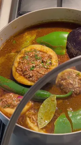للحشوة كوب رز مصري ونص كيلو لحم فرش ملعقتين دبس رمان وملعقتين معجون طماط نص كوب زيت زيتون وبهارات مشكله وفلفل اسود وملح واضفت حبة بصل كبيره مفرومه وفصين ثوم مهروس وشبت وكزبره  للصوص (٢ ماجي ودبس رمان ملعقتين او اكثر حسب ماتحبون ونص العلبه معجون طماطم وبهارات مشكله ونص كوب زيت زيتون وتقريبا ٤ اكواب مويه حاره حركتها وصبيتها عالمحاشي ) خليتهم ساعه كامله على نار هاديه  #وصفات #طبخات #محاشي #ايدامات #fyp 