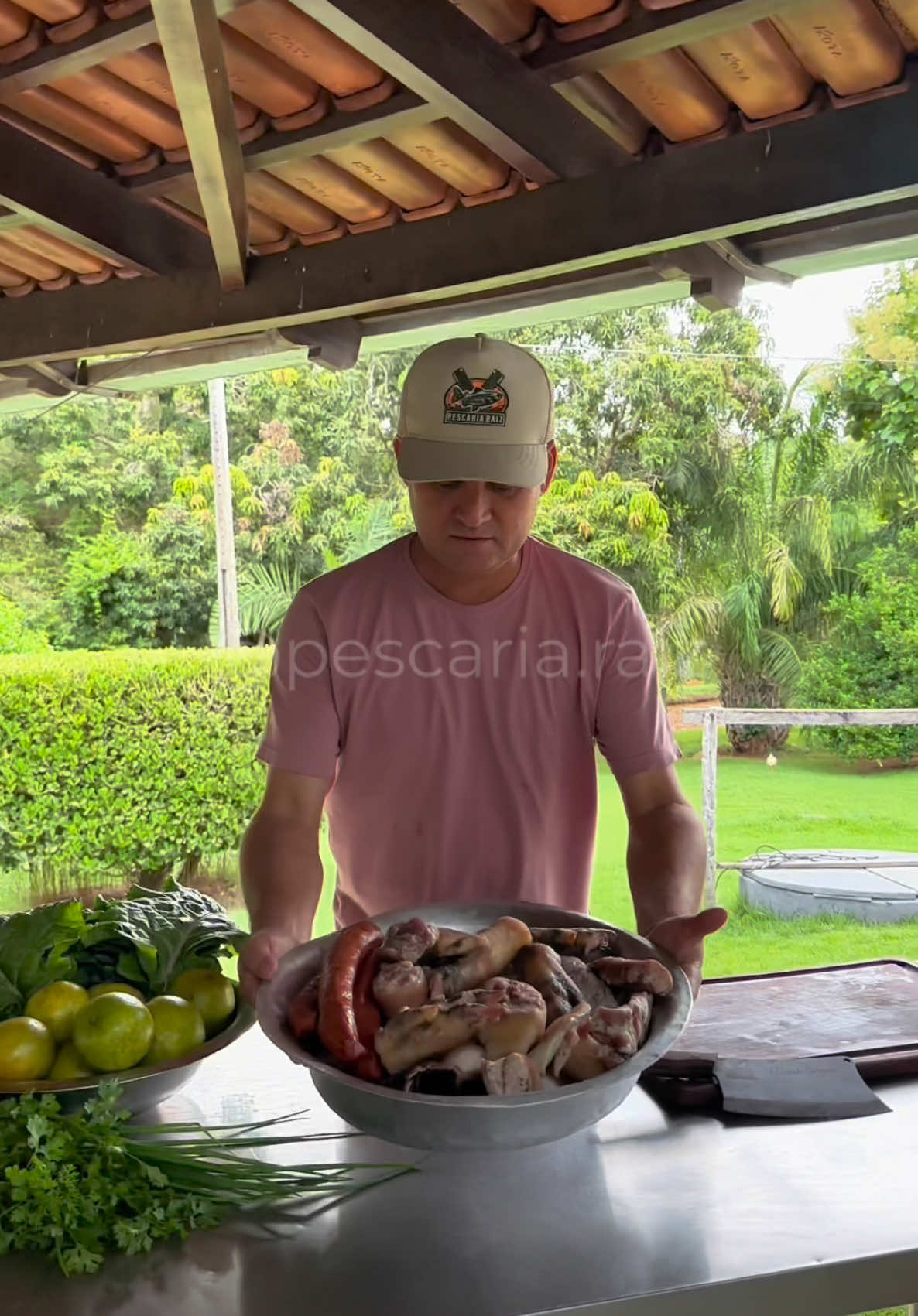 🔥 O final… Trem mais bão no mundo . . Ingredientes  •2 linguiças calabresa  •1/2 kg de costelinha de porco • 80 g de pé de porco • 60 g de orelha de porco  • 100 g de bacon  • 1 kg de feijão preto  Temperos  2 cebolas picadas 6 dentes de alho  6 folhas de louro  5 pimentas de cheiro  Cheiro verde Sal se precisar  Modo de preparo  Coloque pra ferver o pé de porco, orelha, rabo, joelho. Depois que ferver escorra bem a água. Deixe o feijão de molho por pelo menos 1 h. Refogue o bacon e a calabresa e separe. Frite a costelinha de porco, vá pingando água até dourar. Escorra a gordura, e na mesma panela acrescente água, o feijão preto, as partes mais duras do porco que você ferveu, coloque as folhas de louro e deixe cozinhando por 40 minutos. Depois acrescente o bacon, calabresa e a costelinha, pimenta de cheiro e deixe fervendo por mais uns 20 minutos.  Sirva com um arroz branco, farofa de cebola, couve e laranja! . . #pescaria #pesca #pescador #pescariaraiz #pescadores #pescado #comidadeverdade #comidaboa #comidacaseira #comidareal #comida #vidasimples #goias #itapirapua #matrincha #jussara #matogrosso #amazonia #feijoada #feijoadacompleta 