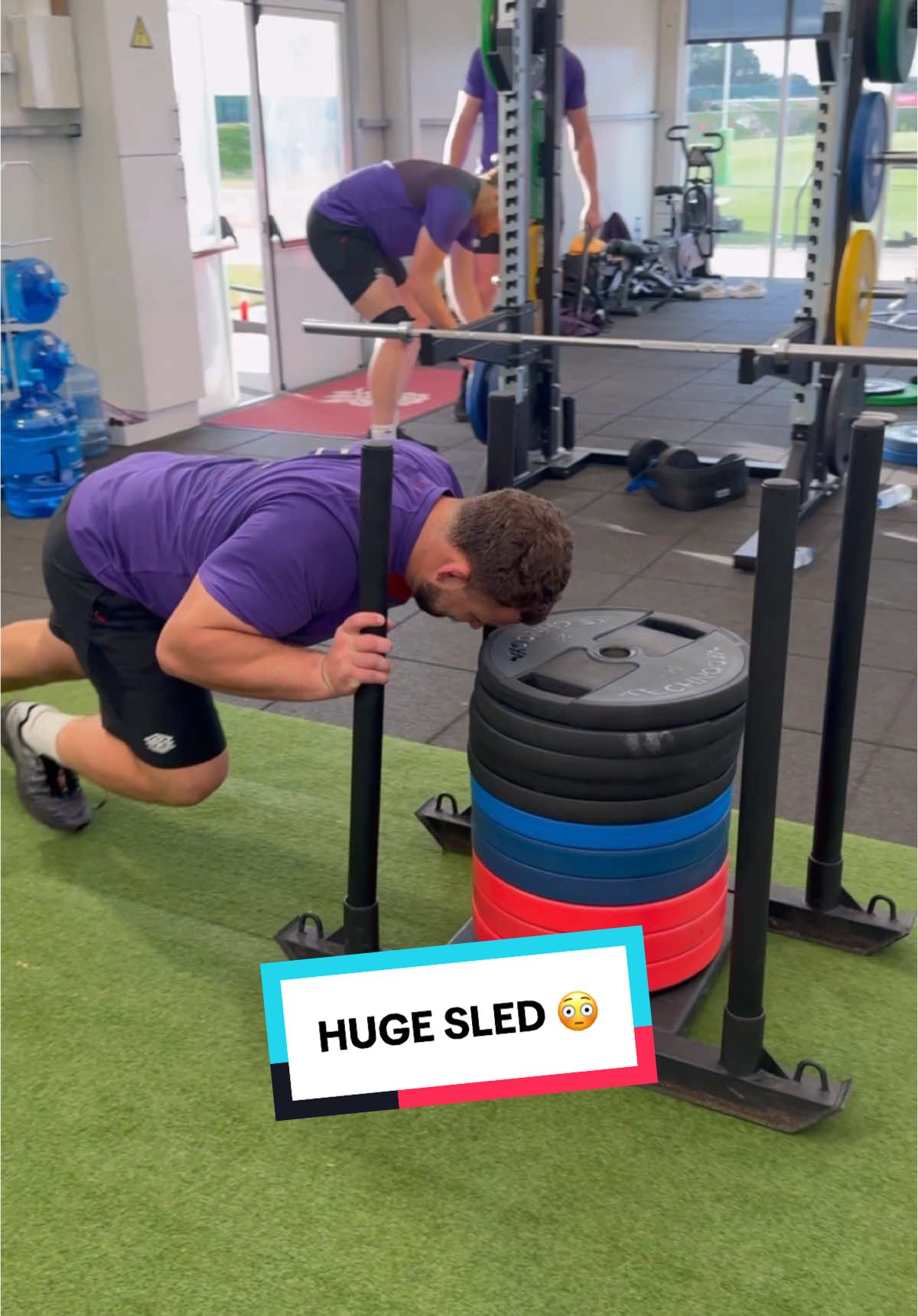 Odd shoes 🤝 huge push 😳 #englandrugby #rugby @O2 