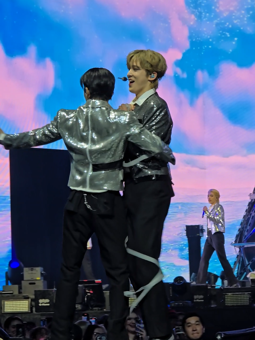 cute moments and interactions during the London day 2 concert !!  Ateez in London #ATEEZ #ateezinlondon #ATEEZWORLDTOUR2025 #seonghwa #choisan #mingi #jongho #hongjoong #wooyoung #yunho #yeosang 