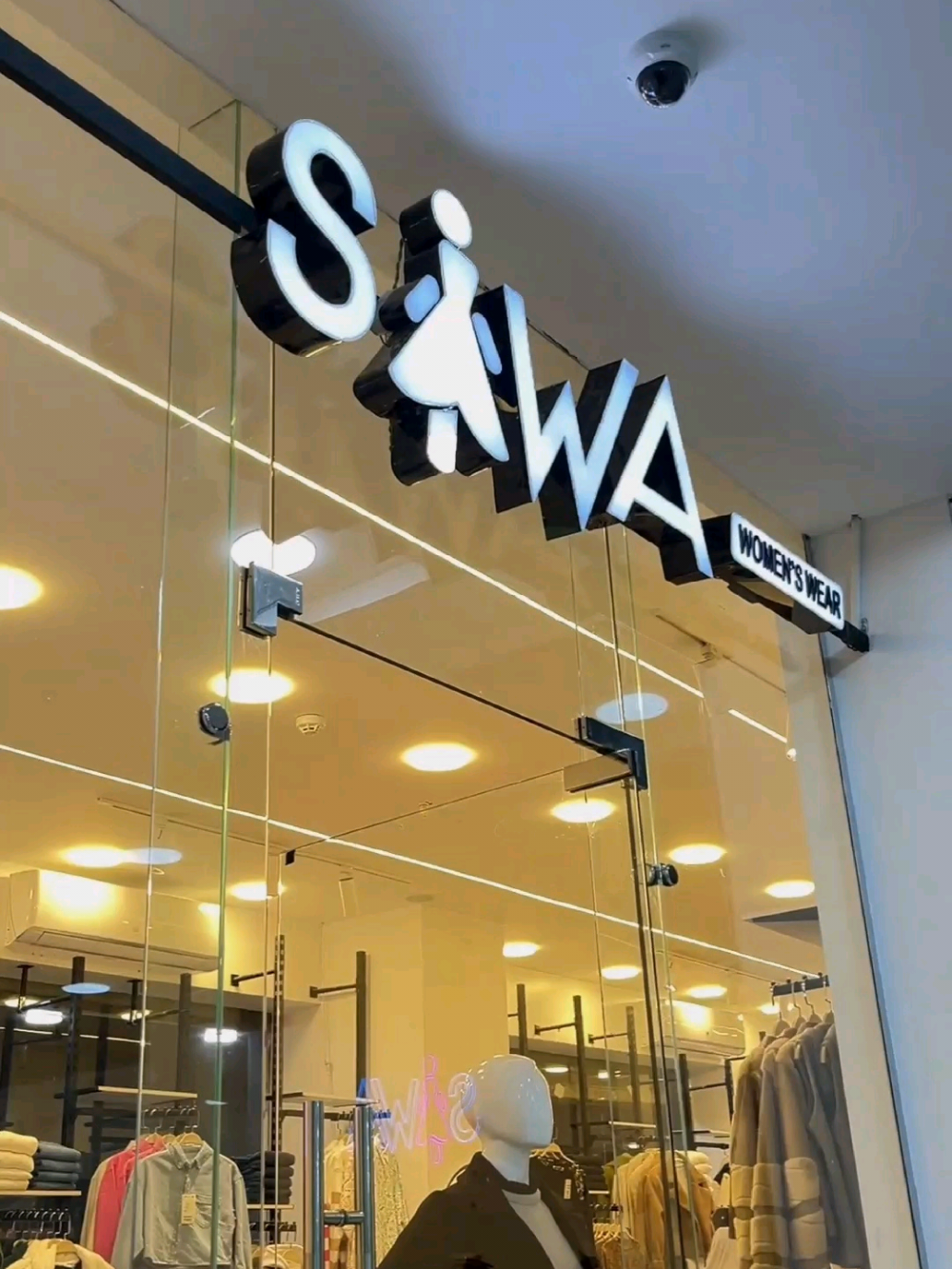 أكبر كولكشن شتوي🎉🔥🔥 خصومات تصل ل ١٥٪ بمناسبة الإفتتاح..🎉💕💕 مستنينكم تنورونا😍❤️❤️ 📍العنوان : المنصورة، الجلاء، شارع مُنتصر ، مول جيهان بلازا 📞 01044717990 #clothes #outfit #fyp #trendingvideo #newtrend 