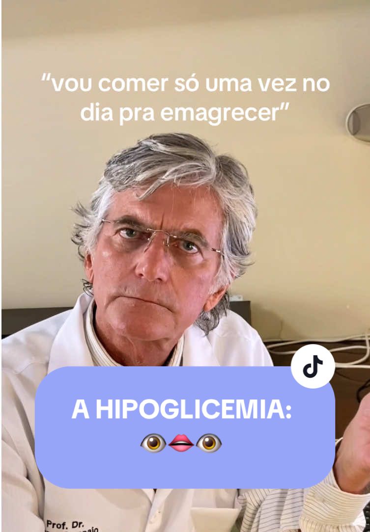 🫠 Comer só uma vez por dia pra emagrecer? Olha, seu corpo não é bateria de celular pra sobreviver no modo economia de energia! Quando você faz isso, a glicose no sangue despenca, e aí vem a famosa hipoglicemia. Esse estado não é brincadeira: o cérebro, que depende de glicose pra funcionar, pode dar ‘tilt’, causando tontura, fraqueza, suor frio e até desmaios. Parece um drama? Não, é ciência! Curiosidade médica: quando o corpo detecta falta de energia por muito tempo, ele começa a produzir cortisol, o hormônio do estresse, que não só dificulta o emagrecimento como também pode aumentar a gordura abdominal. Ou seja, o tiro sai pela culatra. Então, nada de maltratar seu corpo com essas ideias radicais. Quer emagrecer? Faça as pazes com a comida, monte pratos balanceados e coma com regularidade. Afinal, o segredo não é comer menos, mas comer melhor. Lembre-se: você é piloto dessa máquina incrível, e ela merece o melhor combustível! 