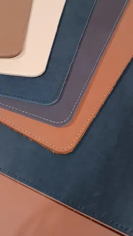 DESKPADS - um item essencial para sua mesa de trabalho. #designdeinteriores #deskpad #courolegitimo #elegancia #office #escritorio
