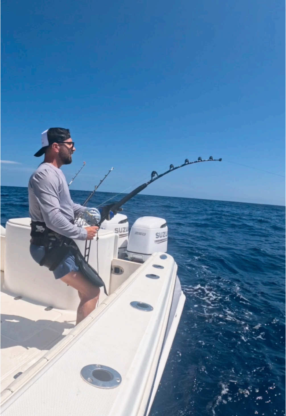 What title would you give to this video? #finhunters #finhuntersgear #deepbomb #tuna #tunafishing #bluefintuna #fishing #fishinglife #viral #foryou #parati #fyp 