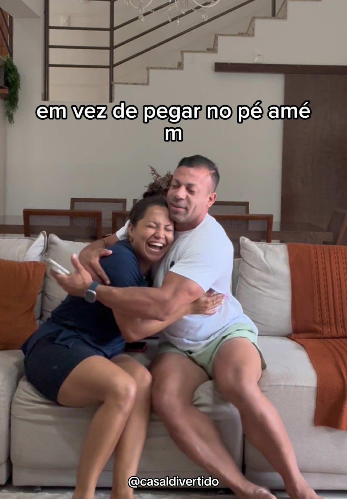 Vc tá pegando no pé ou abraçando? Kkkkk#explore #humor #casaldivertido 