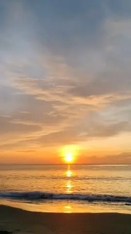 mentahan nyunrise di pantai timur pangandaran pagi ini . bagus pisan😍 . #fyp #sunrise #pantaipangandaran #foryoufage 