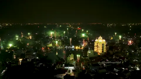 Đỉnh nóc kịch trần bay phấp phới #Phaohoa #haiduong #ninhgiang #tanhuong Pháo hoa quê tôi còn chỗ bạn thỳ sao