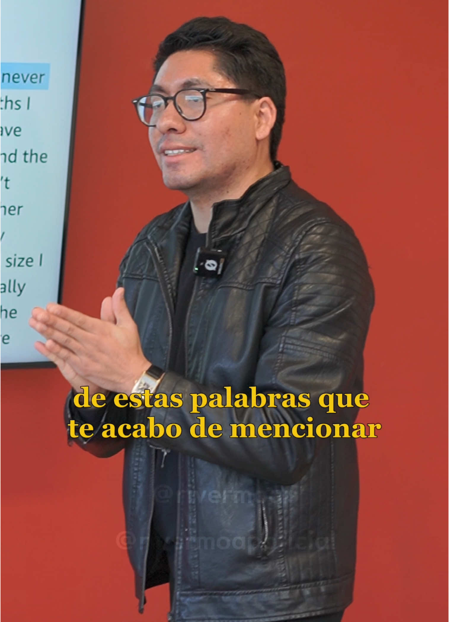 Palabras que el inglés omite ⏭️🇺🇸 ¿Sabías que hay palabras que son omitidas en el inglés? 🧏🏻‍♂️ En este video te mostraremos cómo es que el inglés 🇺🇸 omite tres palabras, “que”, “de”, y “a” 💁🏻‍♂️. Te daremos consejos☝🏻que te ayudarán a detectar 👀 la ausencia de estas tres palabras en una oración, y además veremos distintos ejemplos que te serán de mucha ayuda para entender 🧠 este tema.  Te invitamos a seguirnos en nuestras redes sociales 🌐: @rivermoapoficial @practicewithrivermo @andresriv18 🧑🏻‍🏫 #english #fyp #viral_video #learn #4upage #LearnOnTikTok #tips #learning #success #4upage 