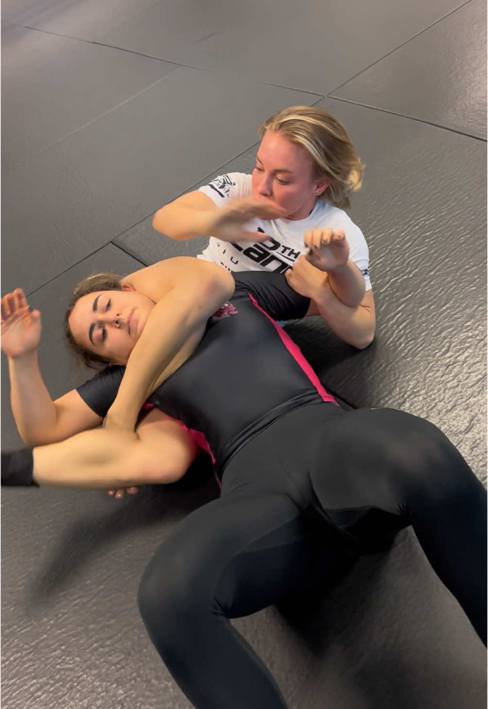 Cartwheel Kimura Entry @vanessa_nc_ #bjj #bjjgirls #jiujitsubabes #jiujitsu #jiujitsulifestyle #jiujitsugirls #mma #mmagirls #nogigrappling #nogibjj #nogijiujitsu #leglock 