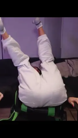 THE MOMENT SAM FRANK FALLS OUT OF HER GAMING CHAIR #samfrank #live #KICK #accident 