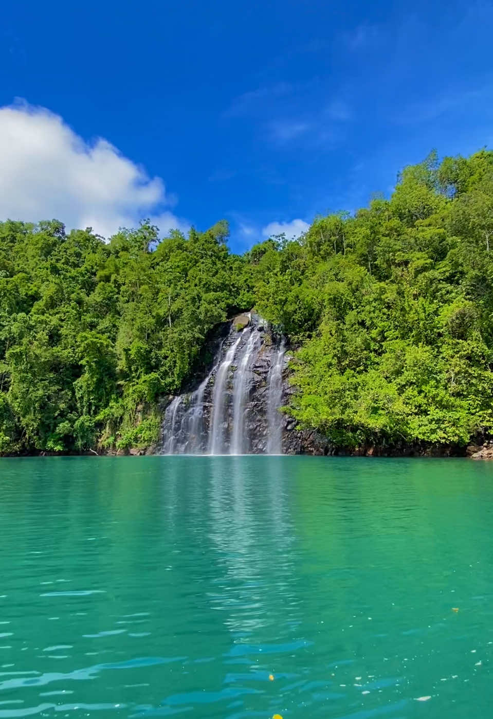Di suatu tempat antara langit dan laut adalah tempat kamu akan menemukanku. 📍Air Terjun Kahatola, Loloda, Halmahera Barat #airterjun #kahatolaisland #halmaherabarat #exploreindonesia #malukuutara #laut @exploreindonesiatimur 