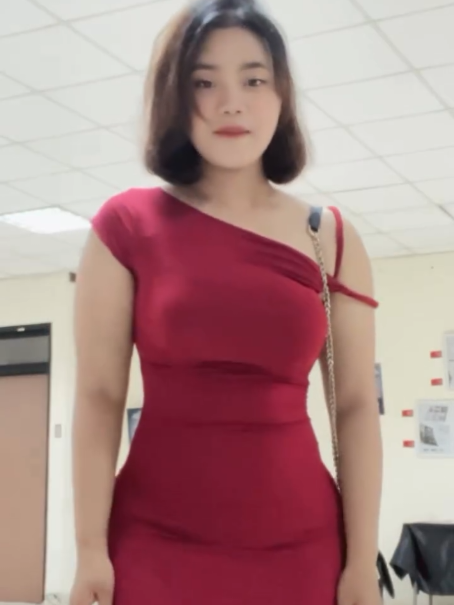 instagram : itz.tan_permata #galerigadisbali #bali #jegegbali #gadisbali #kebaya #viral #fakebody #trending #outfit #fyp #drees 