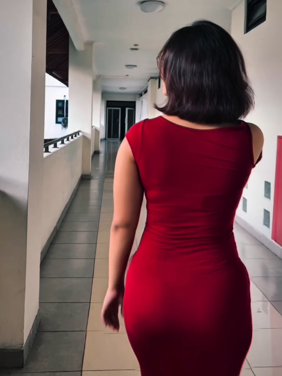 instagram : itz.tan_permata #galerigadisbali #bali #jegegbali #gadisbali #kebaya #viral #fakebody #trending #outfit #fyp #drees 