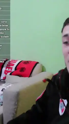 40 años tiene la criatura, uri se intenta hacer Otaku para ligar minas