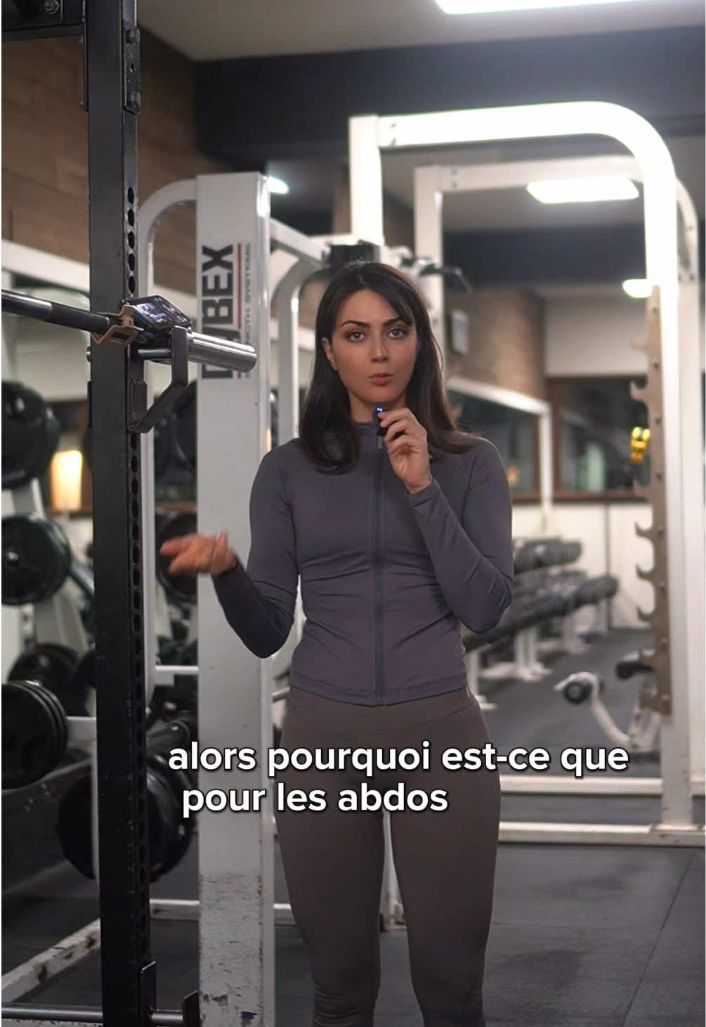 Bien que les crunch ne soient pas le seul exercice que vous devriez faire, il est bénéfique de les intégrer dans un entraînement pour travailler votre rectus abdominis (couche supérieure des abdominaux). Ceux-ci permettent une meilleure endurance, participent au renforcement de la stabilité du tronc et peuvent vous permettre d’avoir ventre plus défini (si travaillé avec suffisamment de résistance) sans avoir un taux de masse grasse plus bas.  🩵 Ma tenue vient de chez @DFYNE | code Romanekov -10% 🩵🥰 Les crunches sont diabolisés et beaucoup de gens finissent par ne travailler les abdominaux qu’en position statique / isométrique (ce qui n’est pas mauvais non plus) parce que l’idée reçue que bouger le tronc en flexion et extension est mauvais pour le dos alors qu’il n’en est rien.  Ils sont effectivement à éviter en cas de périnée trop faible, hypertonique ou prolapsus ou bien chez les personnes souffrant d’ostéoporose ou âgées.  Pour déterminer s’il s’agit d’un périnée trop faible ou hypertonique, un bilan chez un spécialiste sera nécessaire. Le traitement diffère selon votre cas donc c’est important de ne pas faire des exercices au hasard.  ____________ Mon appli mobile fitness sans abonnement dispo sur les stores 🌟: RK Fit 📲🩵 #pourtoi #musculationfemme #conseil #legsday #musculation #fitfrenchies #coachsportif 