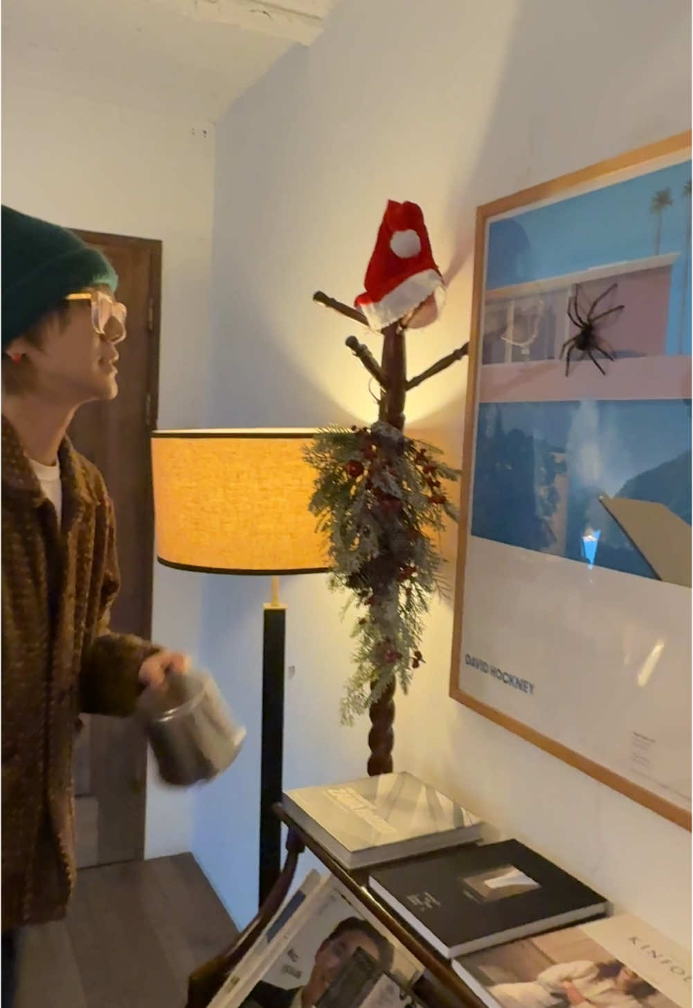 Catching the spider that appeared in our cafe ~ Success ~ 😏