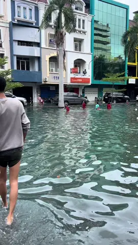 Banjir depan mall taman palem Cengkareng timur hari ini #banjir2024 #banjirhariini  #infoterkini #updatehariini #jktbanjir 