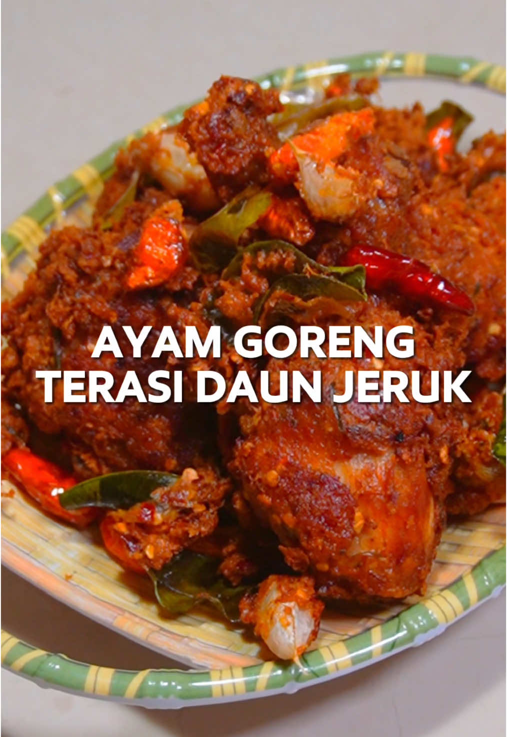 Ayam terasi daun jeruk!🍗 Recook punya kak @lelystaste tapi aku modif lagi~ beuuuh emang crispy, wangi, juicy ENAK BANGETTT!🤤 Full resepnya disini🧕🏻⬇️ BAHAN BUMBU HALUS: * Bawang putih, 10 siung * Cabe rawit, 10 buah * Cabe keriting, 10 buah * Telur, 1 buah * Terasi, 2 buah * Air, 50ml BAHAN LAINNYA: * Paha ayam, 500gr * Garam, 1 SDT * Kaldu bubuk, 1 ½ SDT * Tepung tapioka, 15 SDM * Air, 100ml * Daun jeruk, 7 lbr #ayamgorengterasi #viral #longervideos #daunjeruk #nasipulen #resepayam #bahanmudah #tutorial #masak #review #fyp #fypシ #fypage #fypシ゚#viral #fypdongggggggg #fypp #fypdong #fypgakni #fypsound 