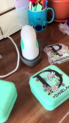 Mini prensa trabalhando por aqui ! 🥰 Amo essa pequena !  #papelariaonline #papelaria #papelariacriativa #personalize #eternizandomomentos #eterniza #trabalhoduro 