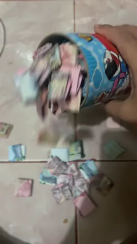 (Bukan pamer) tpi ini lucu banget skaligus terharu🥹 tiap hari ibuk ngambilin uang dagangan ku diem2 trus di celengin selama 5 bulan , tba2 malem ini manggil aku & suamiku ngomong klau ini  uang km ibuk tabungin diem2 tiap hari ibu ambil 100rb buat nolong modal lebaran 🥹❤️ karna tau anaknya ga bisa nabung , masya allah mkasi ibuku syg panjang umur trus bu🤗❤️