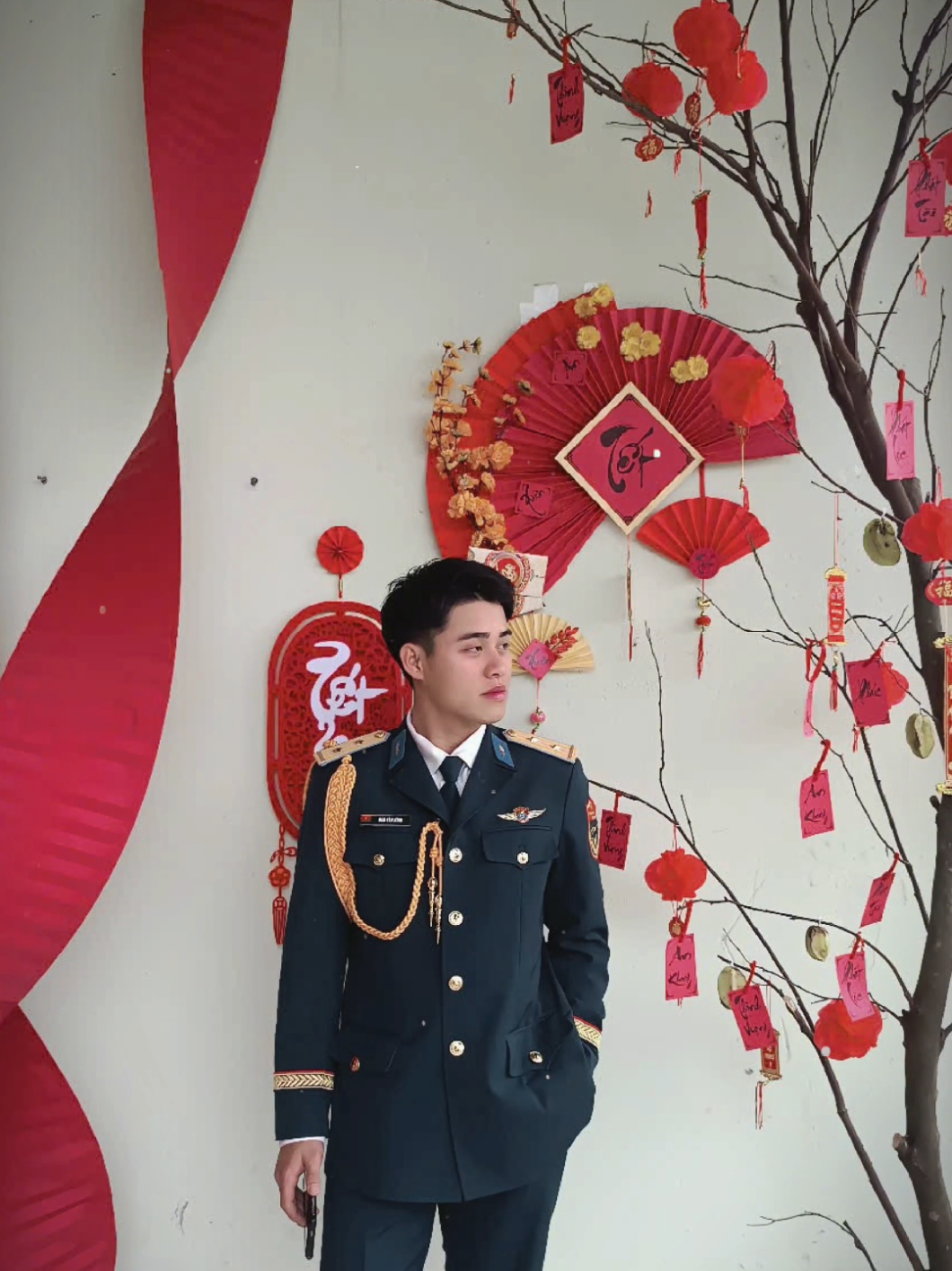 #tet2025 #CapCut  ăn tết ở nhà nhưng vẫn phải mặc quân phục mới được.  Chúc mn năm mới bình an. 