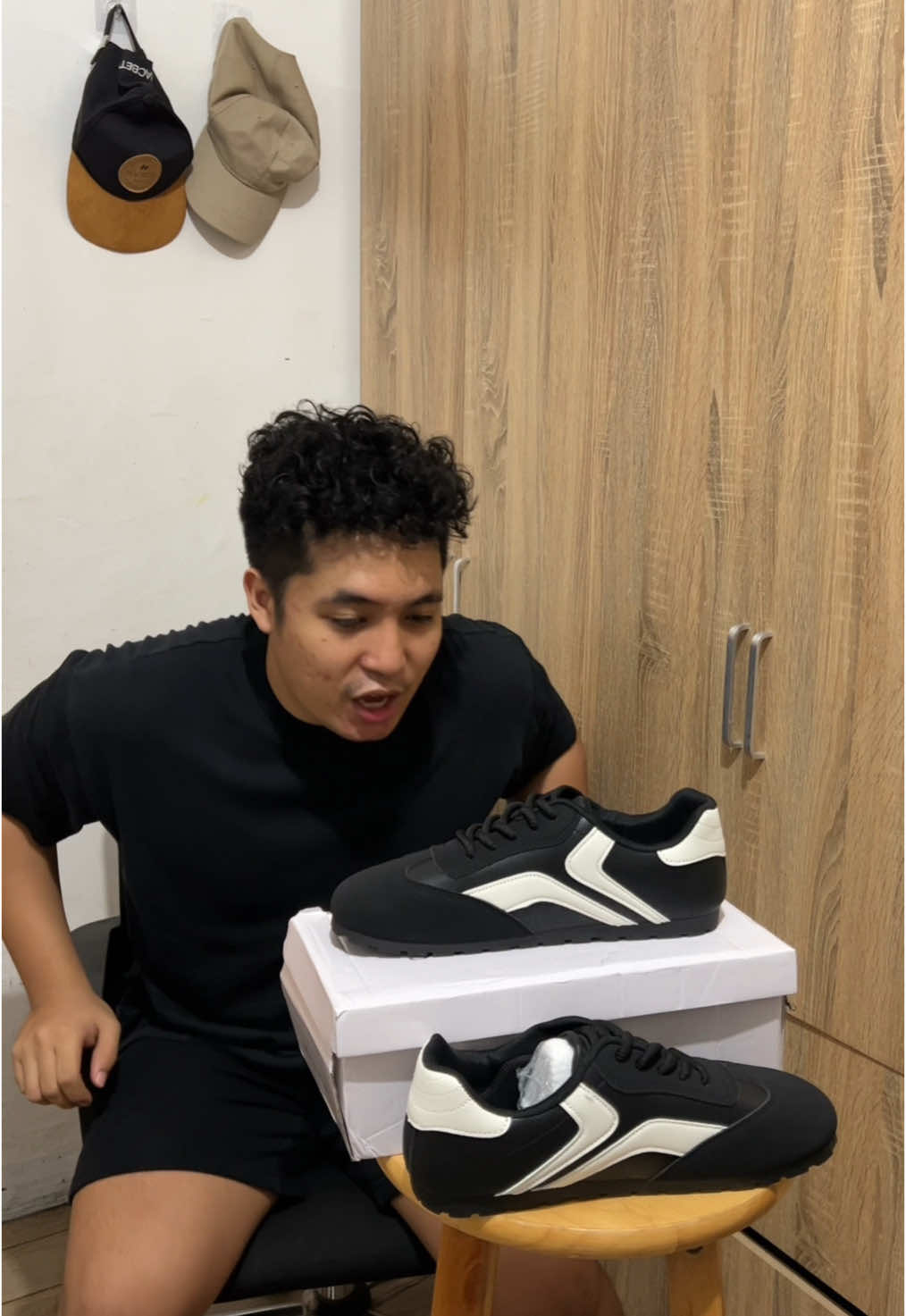 Mapapadabog ka sa sobrang ganda ang bilis maubos ng mga size #sneakers #shoes #unisexfashion #mensfashion #OOTD #recommendations #canvas #leather #couples #budoloftheday #trendingvideo 