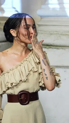 #zoekravitz bei der #saintlaurent Mens-Fashionshow während der #hautecoutureweek in Paris. #zoekravitzedit #zoekravitzcatwoman #zoekravitzfashion #zoekravitzmakeup #zoekravitzstyle  #parisfashionweek  📹 getty images